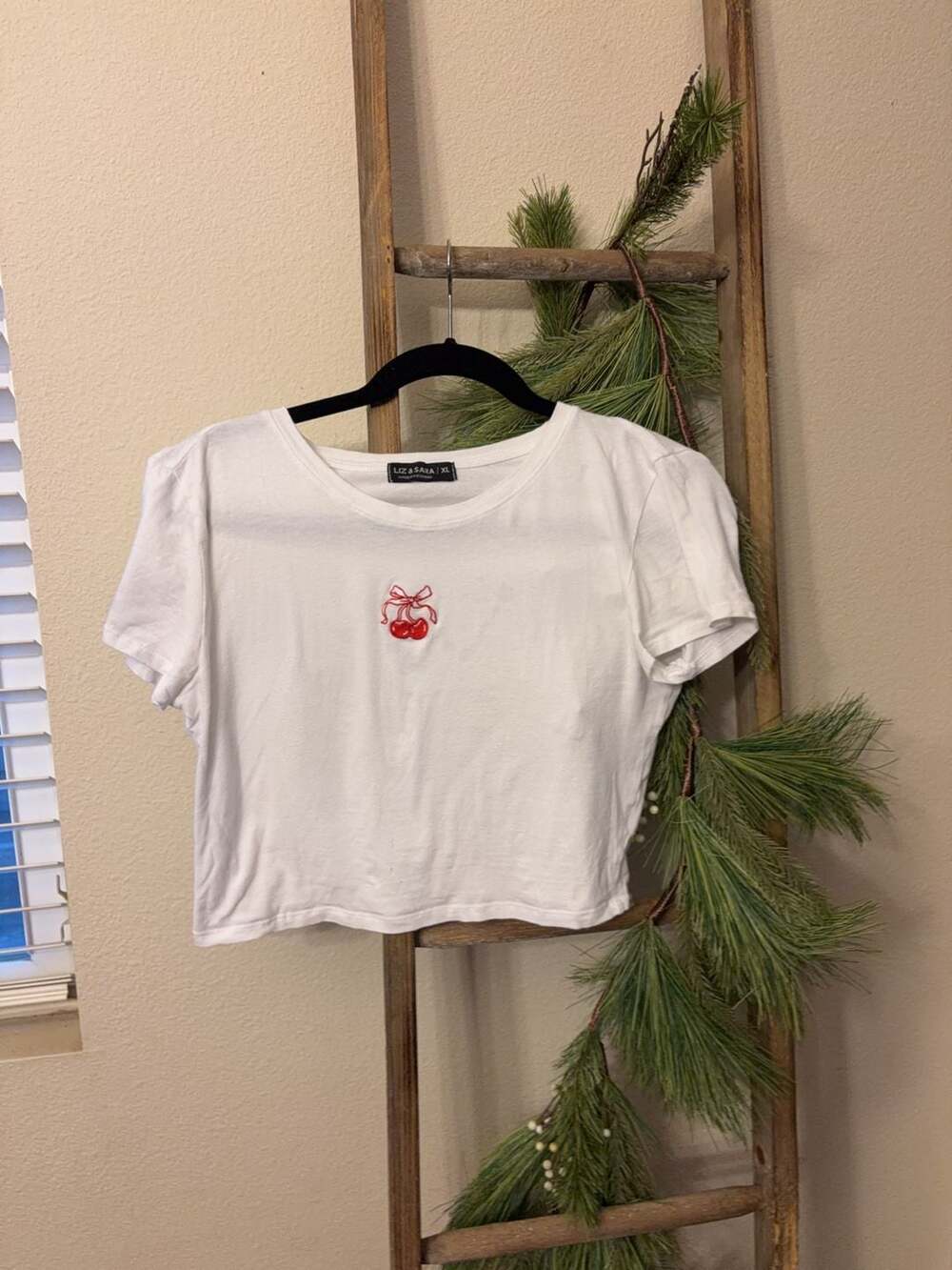 Liz & Sara White Cherry Embroidered Crop T-Shirt Size XL
